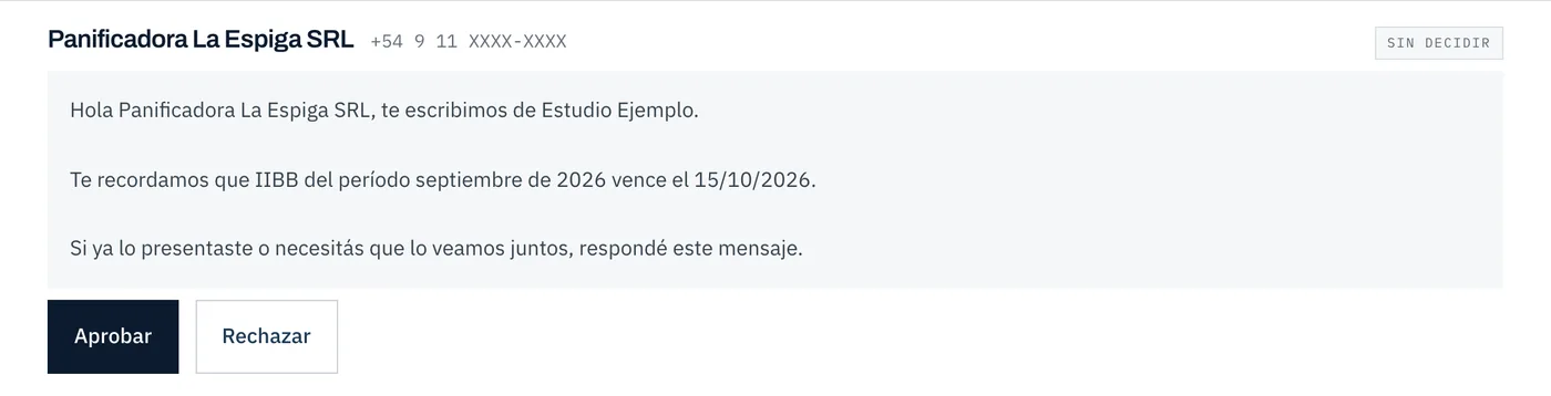 Una tarjeta de aprobación de un estudio de ejemplo: el recordatorio redactado, con Aprobar y Rechazar.